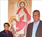 Zusammen mit KN-Geschäftsführer Michael Schwinge freut sich die ägyptische Künstlerin Dalia Sobhi Ibrahim, die alle Fresken des Klosters malte.