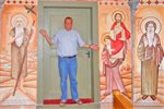 Michael Schwinge mit den drei von der KultourNatour Touristik und vom Verein wir.einander e.V. gesponserten Fresken...