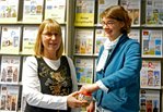 Anna Zoch und Monika Ahring zogen den Gewinner...